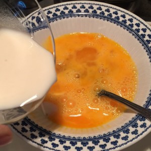 flour-paste-into-eggs